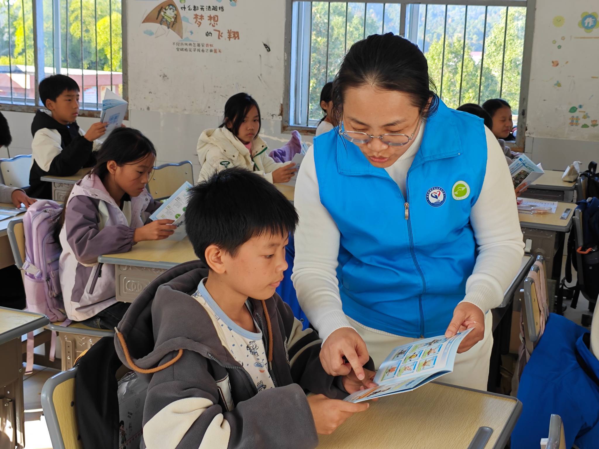 深湘牵手,暖冬助学——党建引领下的西乡街道禁毒公益行动走进攸县