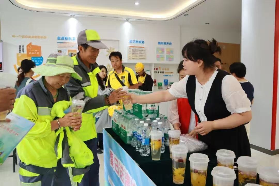 图2为“星光驿站”成为快递小哥、环卫工人等户外工作者的温馨港湾(崆峒区融媒体中心供图).jpg