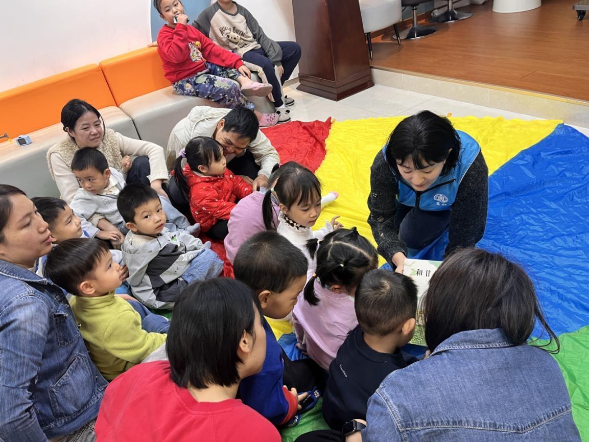 亲子们正在认真观看绘本上的图案