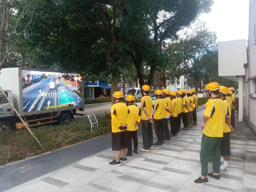 2025年8月21日，鄞州交警走进江北万达美团配送站点开展文明交通安全宣教活动（宁波市公安局交通管理支队供图）