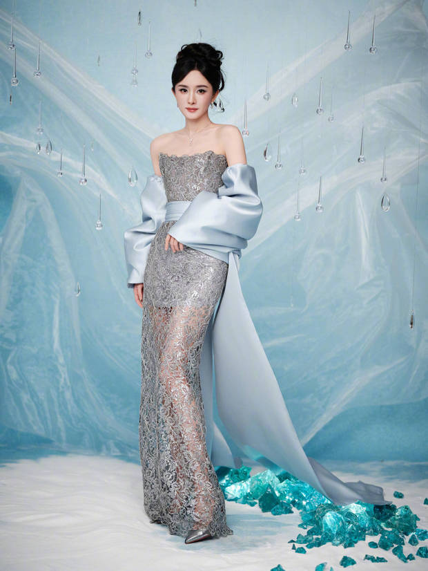 杨幂的身姿曼妙，曲线迷人。