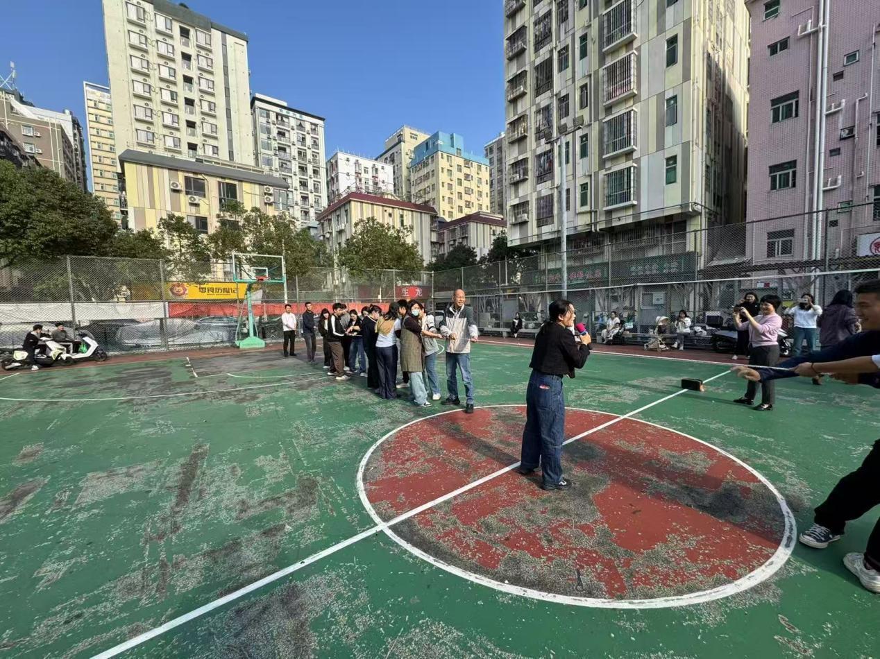 拔河比赛激烈进行中