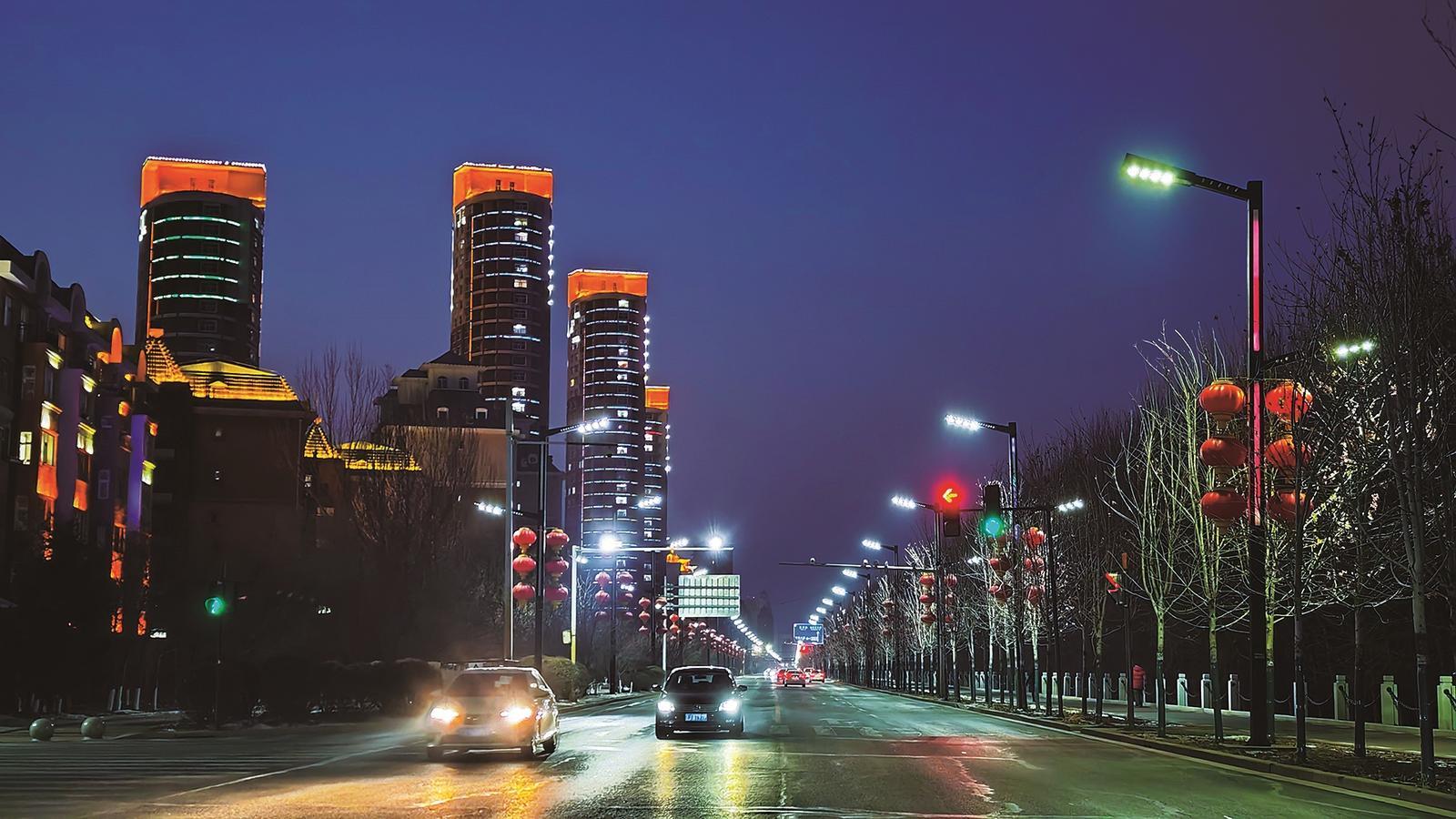 持续推进实施“夜景亮化”和“照明改造”等工程。图为夜色下的外滩路。