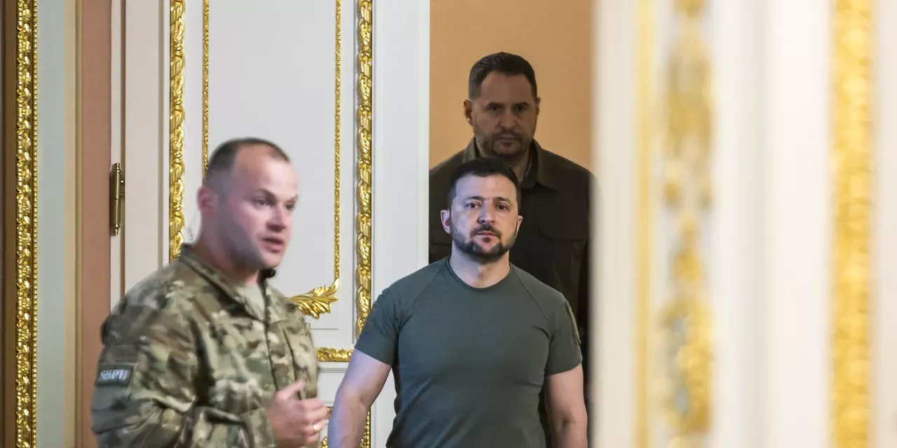 人物 |从娱乐圈爬到战时权力顶峰,他反腐风暴中黯然谢幕