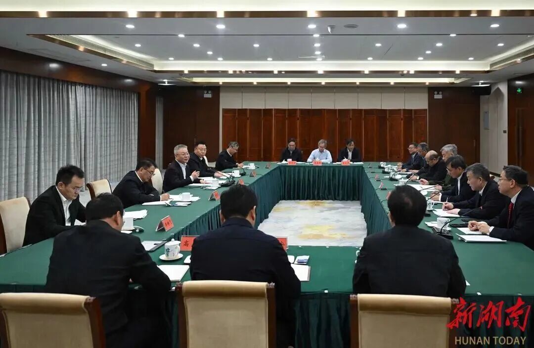 12月1日，湖南省委书记沈晓明在长沙与湖南新当选的中国科学院院士、中国工程院院士座谈。湖南日报全媒体记者 唐俊 摄