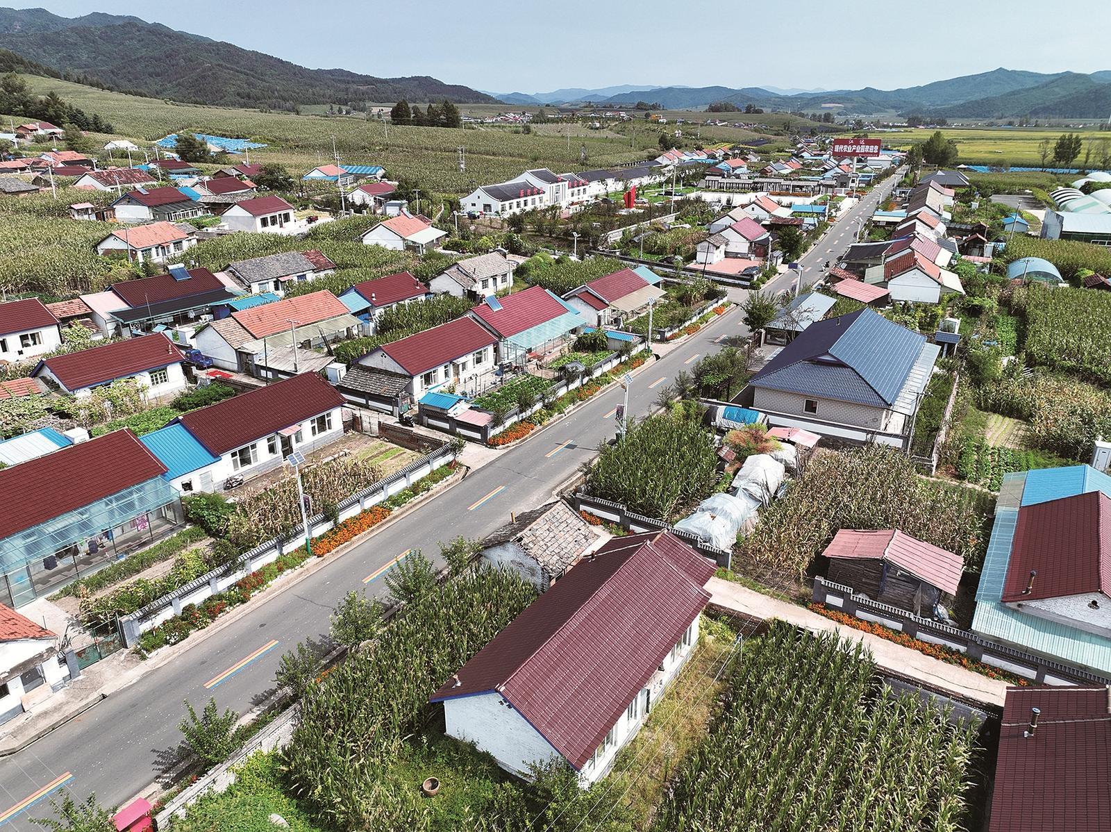 公路穿越乡村，带动沿线文旅产业发展。