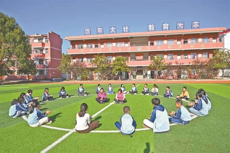 11月26日，在莲花县坊楼镇南陂中小学，甘公荣、陈满娇与孩子们一起合唱红色歌曲，分享志愿服务心得。