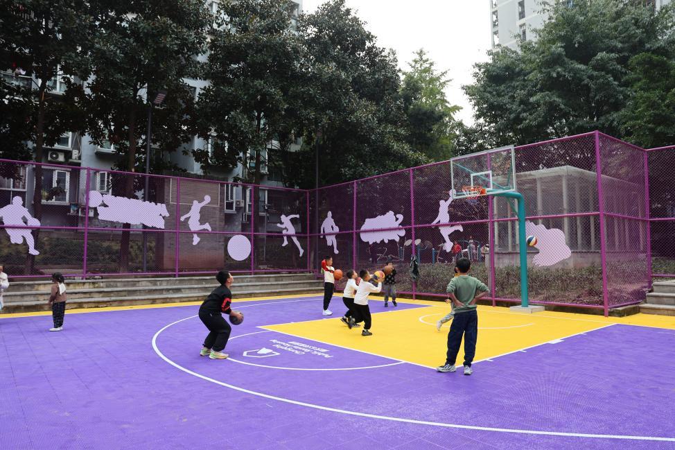 ▲孩子们正在民心佳园公租房篮球场打球。