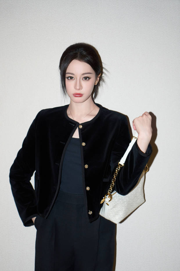 迪丽热巴嘟嘴卖萌好可爱。