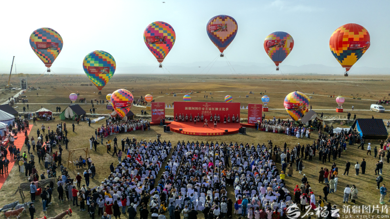 2025年10月25日，新疆阿图什市首届红柳文化季活动在哈拉峻乡云溪草原开幕。谢智摄