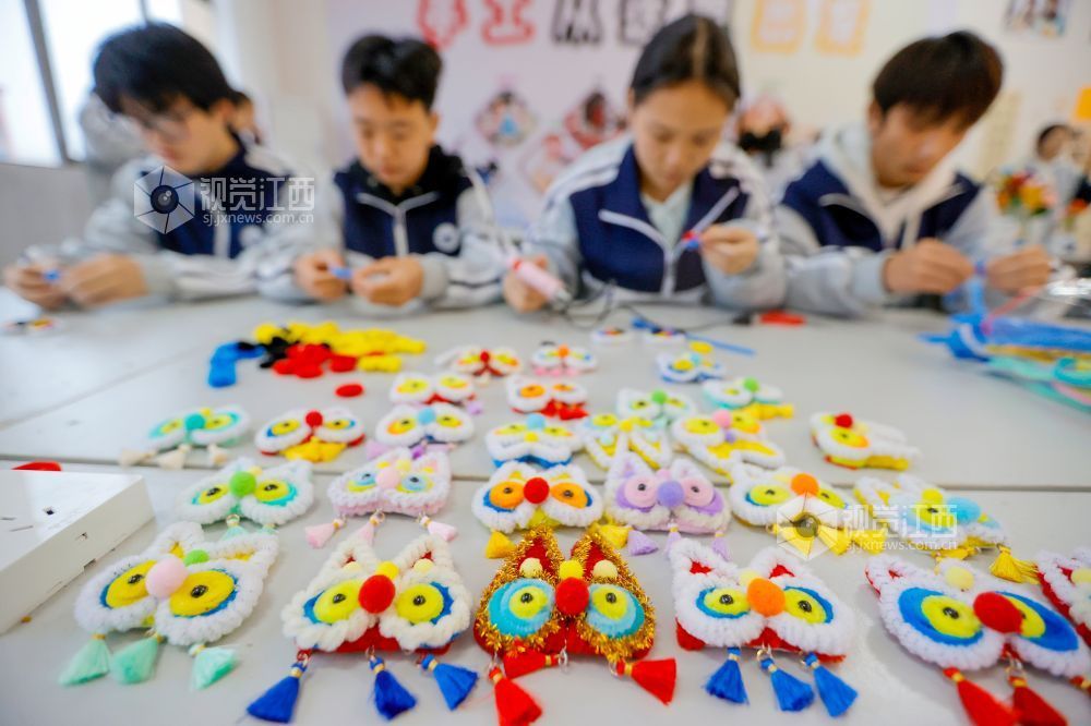 2025年12月4日,在江西省吉安市峡江县职业中专,学生在练习做手工。