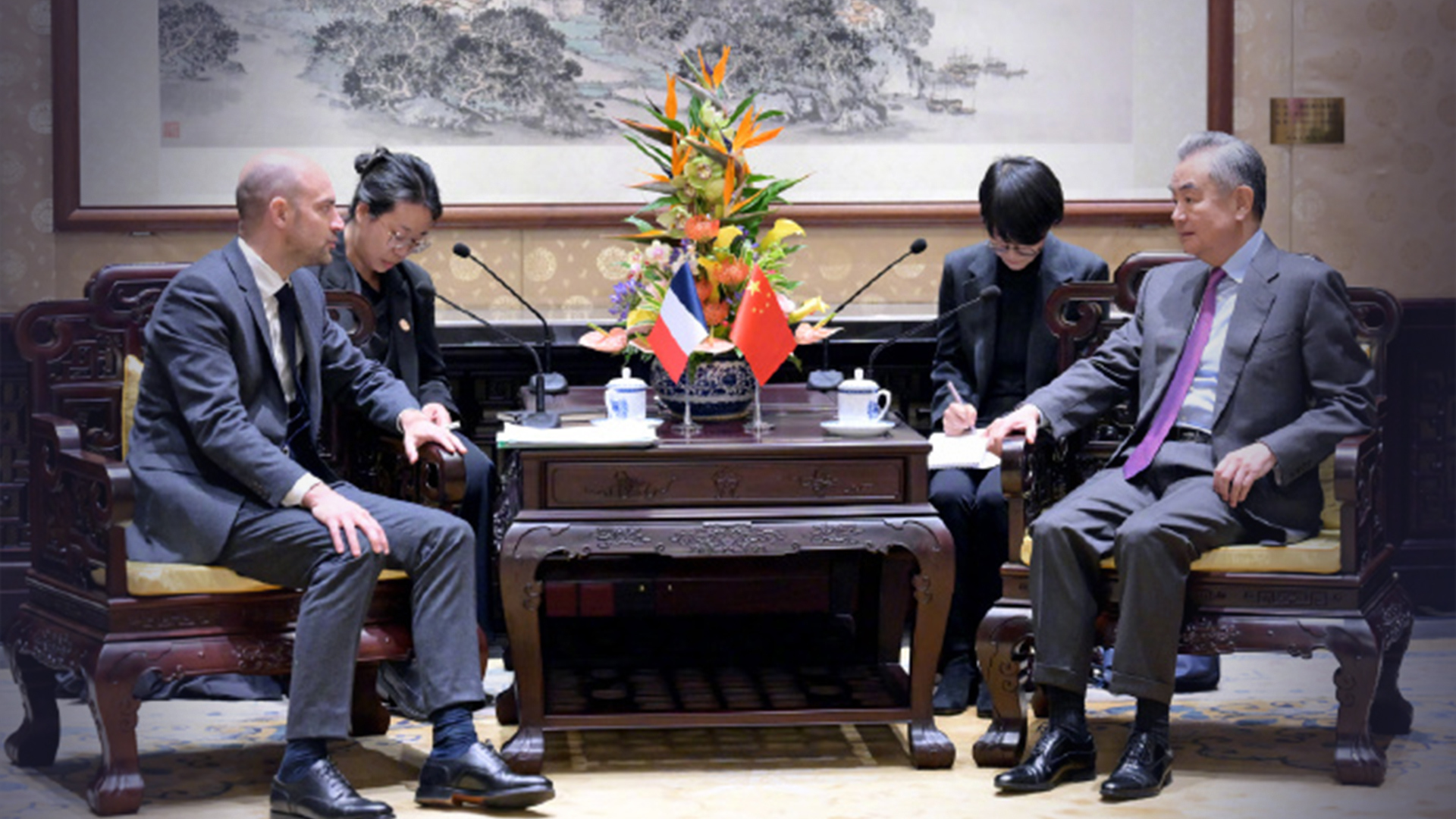 王毅会见法国外长：绝不允许日本借台湾问题生事