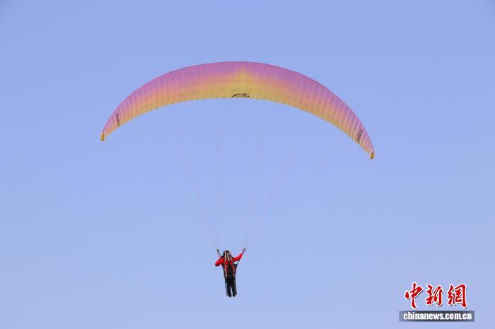 在蓝天“翱翔”的选手。熊锦阳 摄