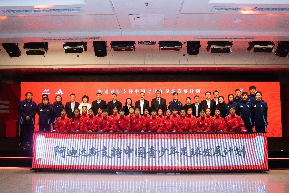 嘉宾与雏凤计划球员和教练员合影