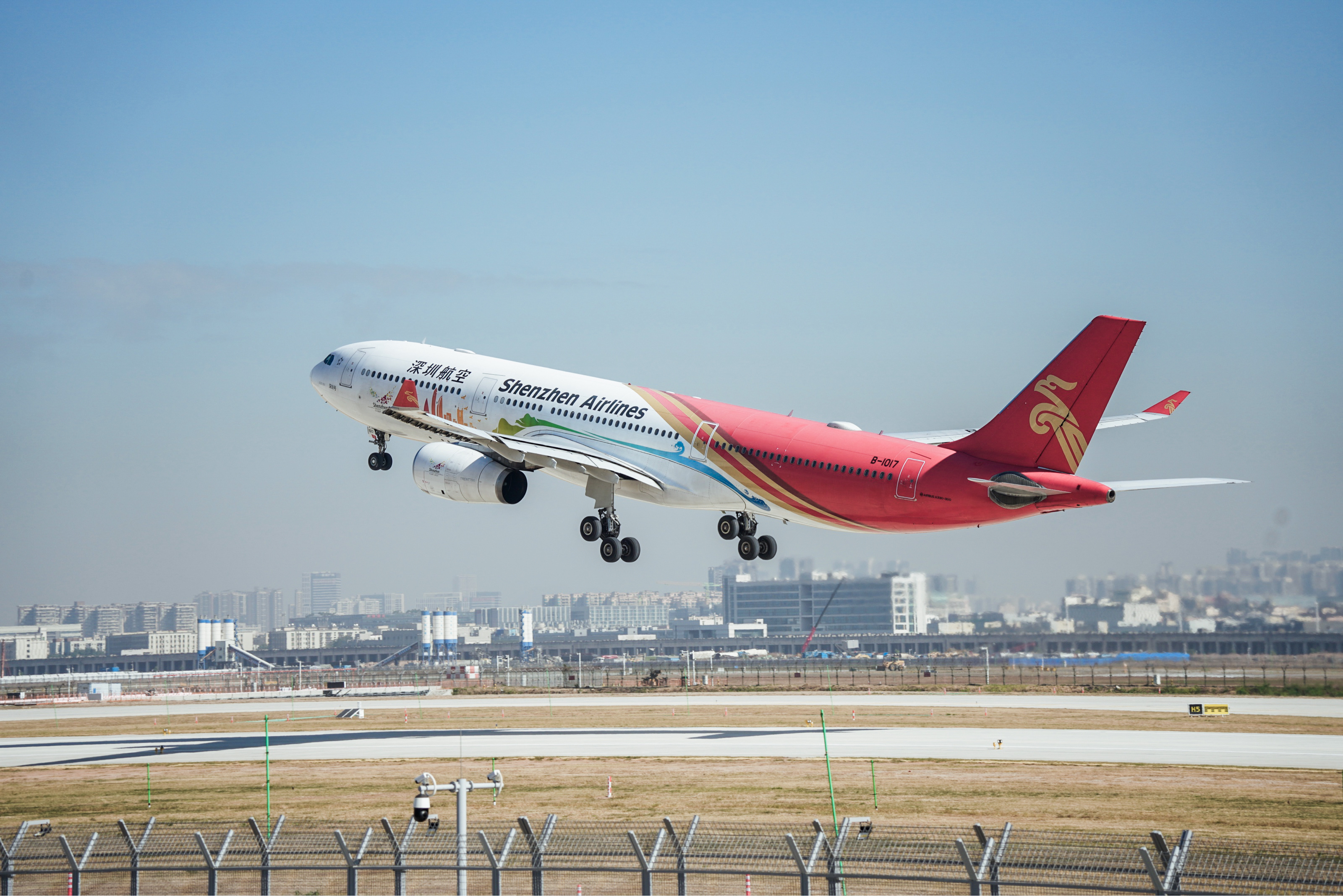 “深圳号”领衔启航 深圳航空圆满完成深圳机场三跑道首航任务
