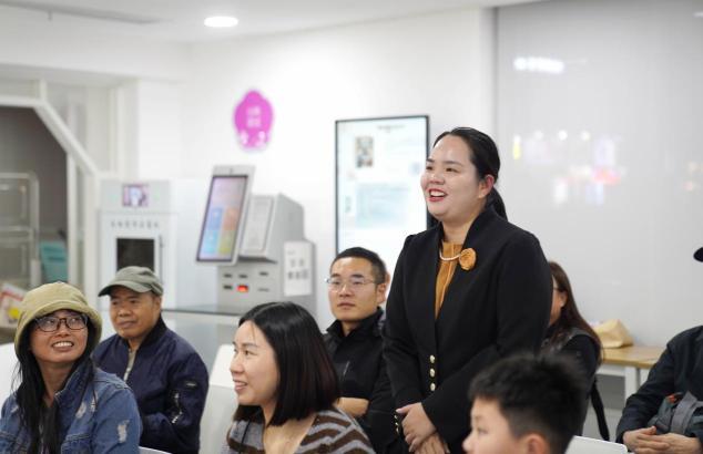 教育工作者亦从活动中汲取了丰富的教学创新灵感。一位已有八年博物馆研学经验的历史教师分享道，此次走读为她打开了新的教育思路。她表示，未来将尝试把这种“在地化”的叙事方式融入到实际课程中，例如邀请来深建设者亲身讲述历史经历，用真实的故事和场景让课堂教学变得更加生动和具有感染力，从而激发学生更浓厚的学习兴趣。