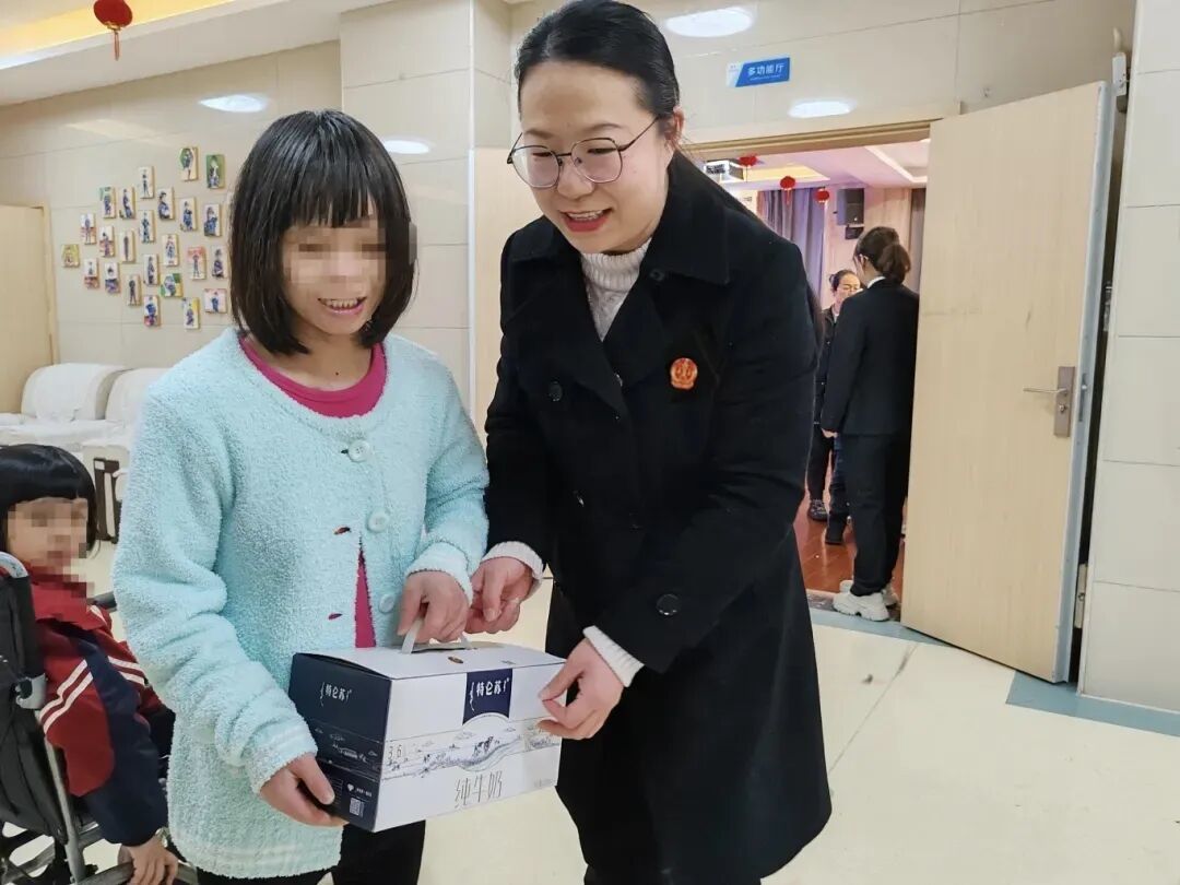 张乐琳和同事到福利院给孩子们送去关怀，并普及法律。