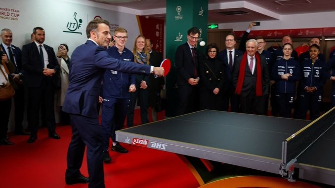 马克龙与王楚钦、林诗栋对练乒乓球