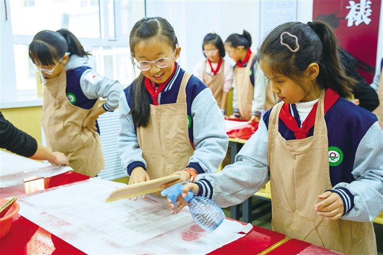 孩子们在非遗课堂体验装裱技艺