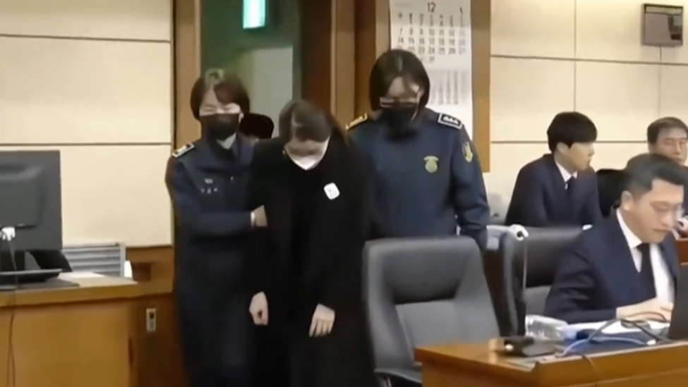 韩国“紧急戒严”一周年当天，金建希出庭受审：由两人搀扶，韩媒称她“双腿发软”