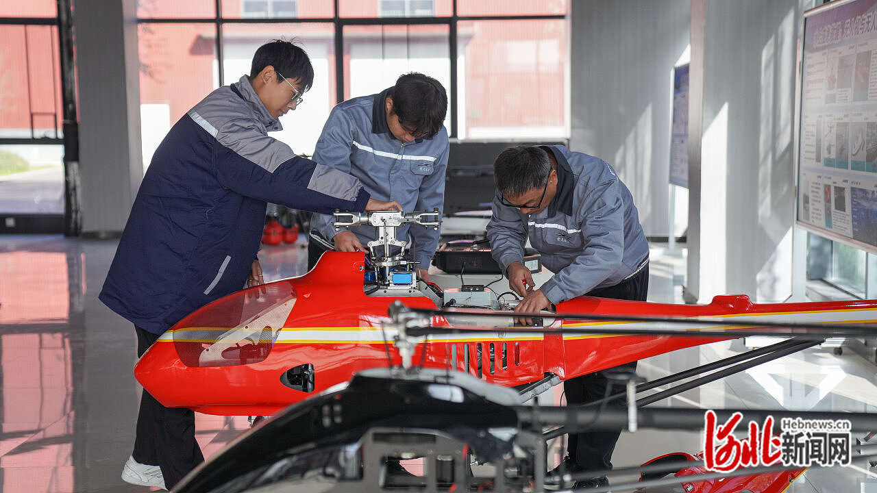 11月27日,在邯郸科创产业园内,河北博柯莱智能装备科技股份有限公司研发团队正与河北空天航空科技有限公司科研人员研讨无人机产品。董源摄