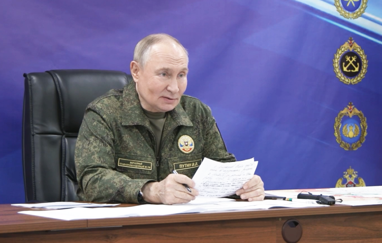 北约秘书长讽刺普京穿军装出镜,俄媒邀精神病学家进行回击