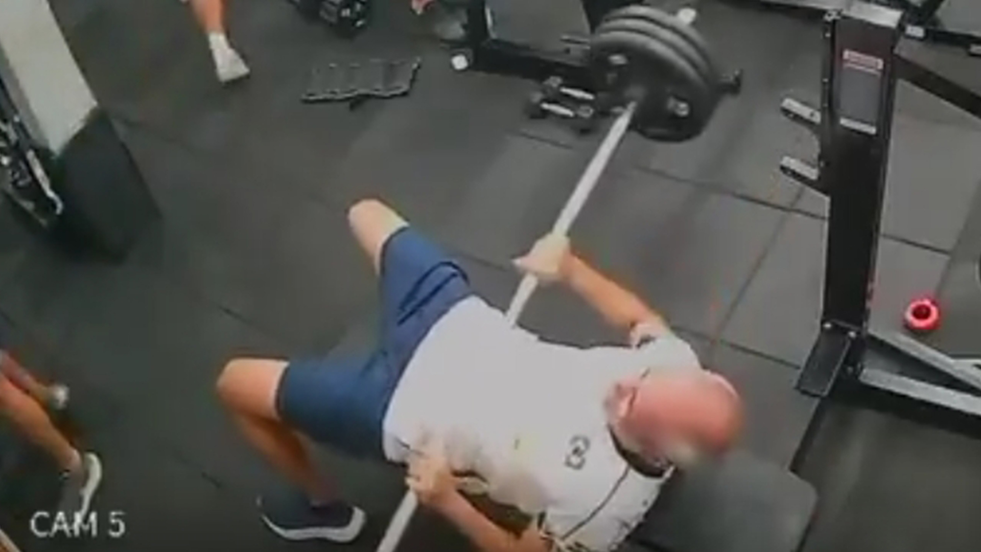 巴西业余举重运动员健身房锻炼时，杠铃从手中滑落 重重砸在胸口，因伤势过重不治身亡