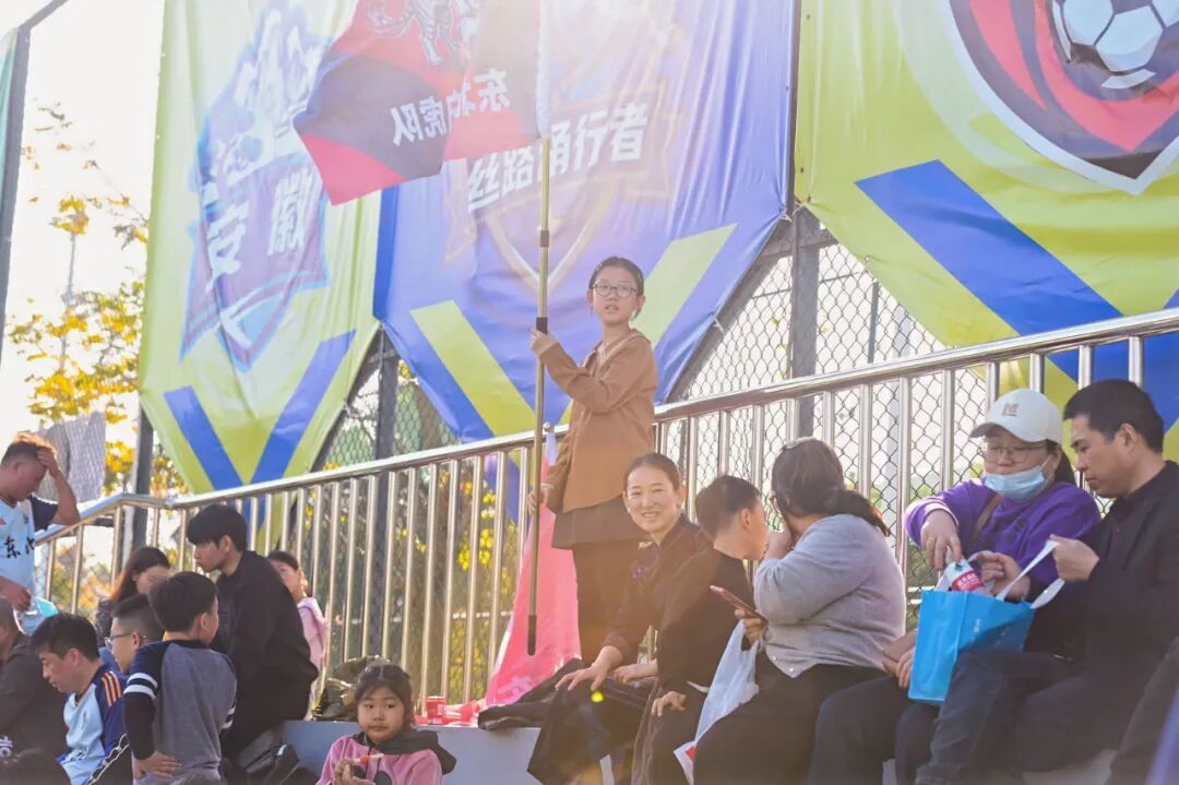 北仑新市民足球赛开踢，文明观赛成亮点