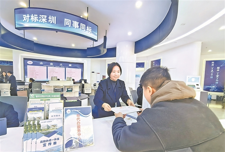 工作人员将办好的证件递给群众。 江西日报全媒体记者 付 强摄