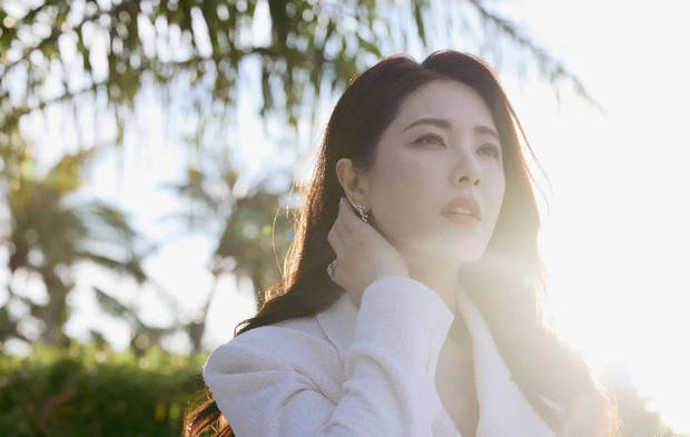 曾黎优雅温婉。