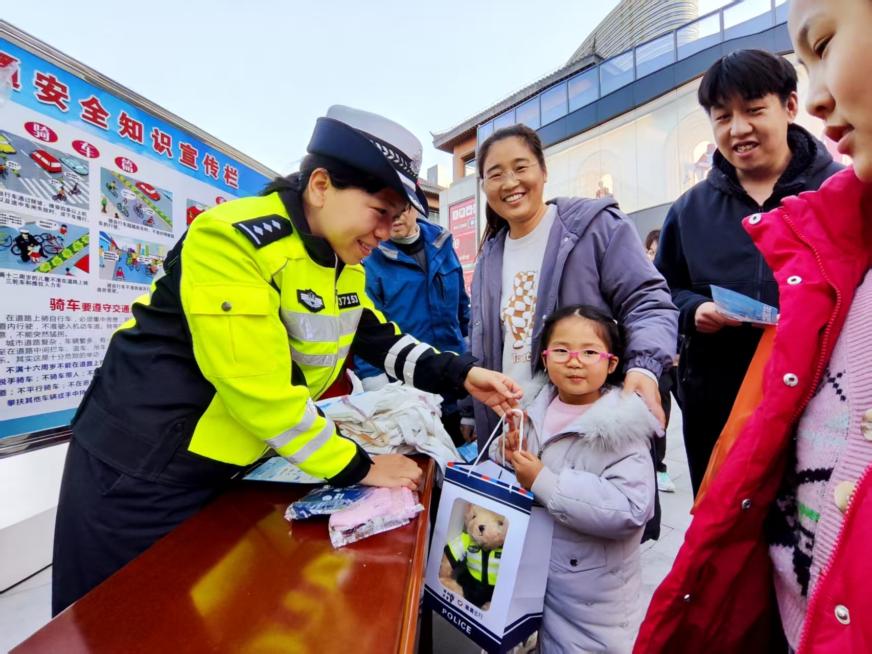 引领文明风尚！徐州各地开展“122全国交通安全日”宣传活动
