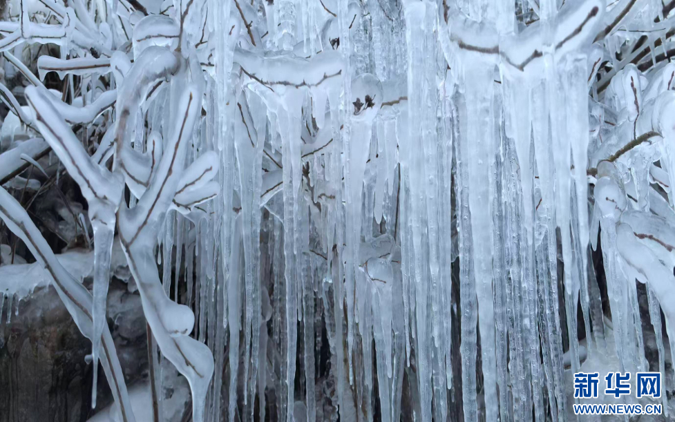 甘肃大墩峡开启冰雪模式