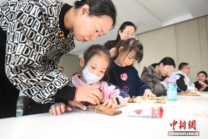 12月6日,“简牍密语·古今锁钥——甘肃简牍博物馆特别社教活动”在甘肃简牍博物馆举办,图为活动现场。中新社记者 李亚龙 摄