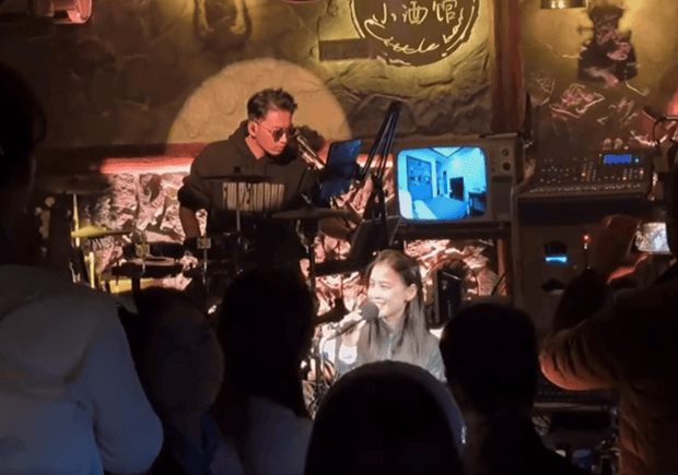 搜狐娱乐讯 4日，黄圣依在大理旅游被偶遇，她素颜现身当地酒馆唱歌，歌声动人，状态超好！