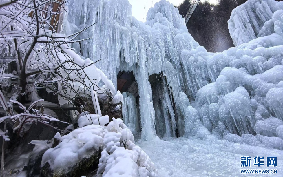 甘肃大墩峡开启冰雪模式