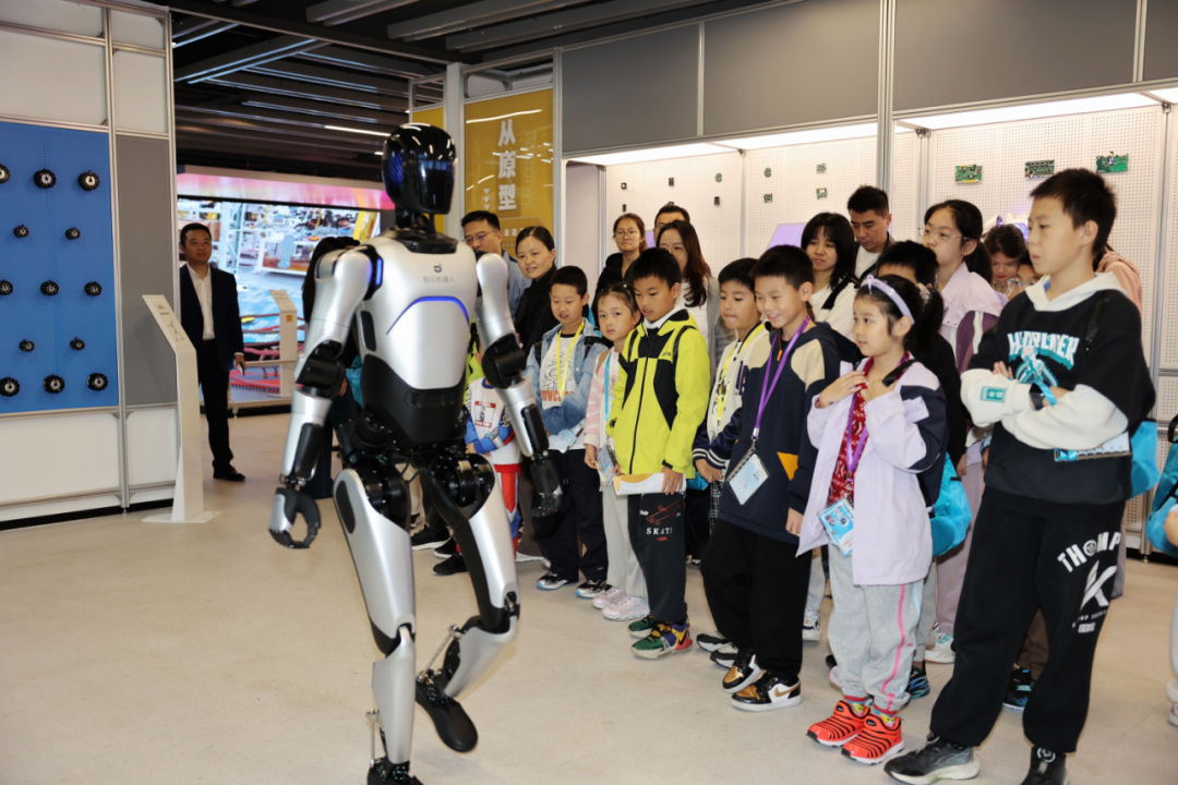 “智创未来·AI机器人探索日”亲子研学