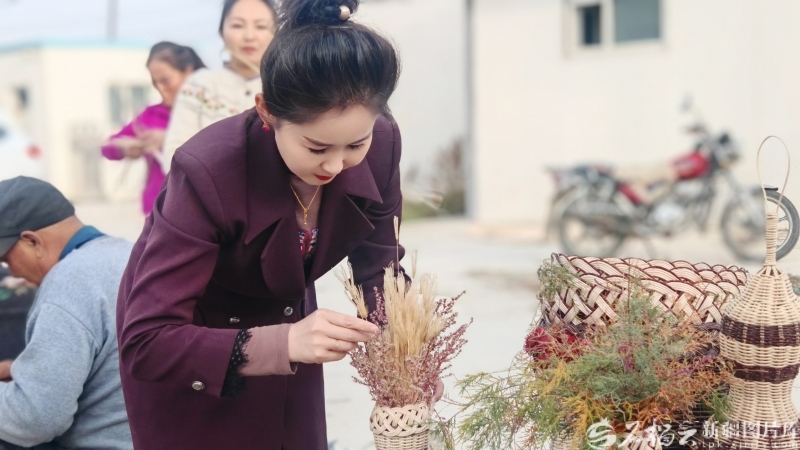 阿图什市哈拉峻乡艺彩坊手工艺品制作专业合作社的柳编工艺品深受人们喜爱（资料图）。图/阿依娜古丽·买买提托合提供