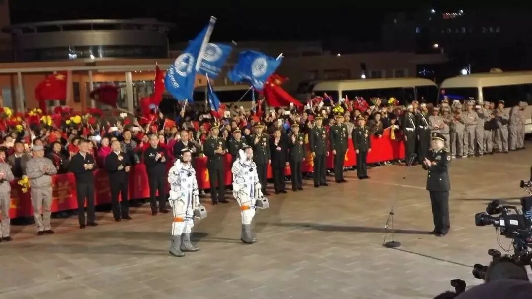 ▲航天员景海鹏、陈冬在问天阁接受装备发展部部长张又侠接见后，踏上本次飞行任务的征途。摄 刘扬