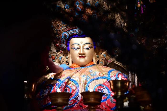2022年12月27日拍摄的西藏拉萨大昭寺内的释迦摩尼12岁等身金佛像 中新社记者 贡嘎来松 摄