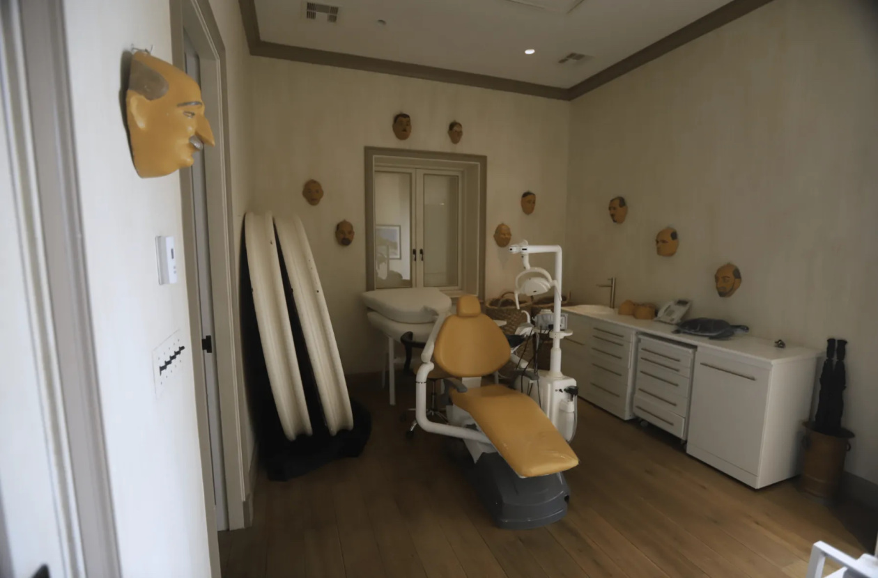 美媒:美国议员首次公开一批爱泼斯坦私人岛屿的照片与视频