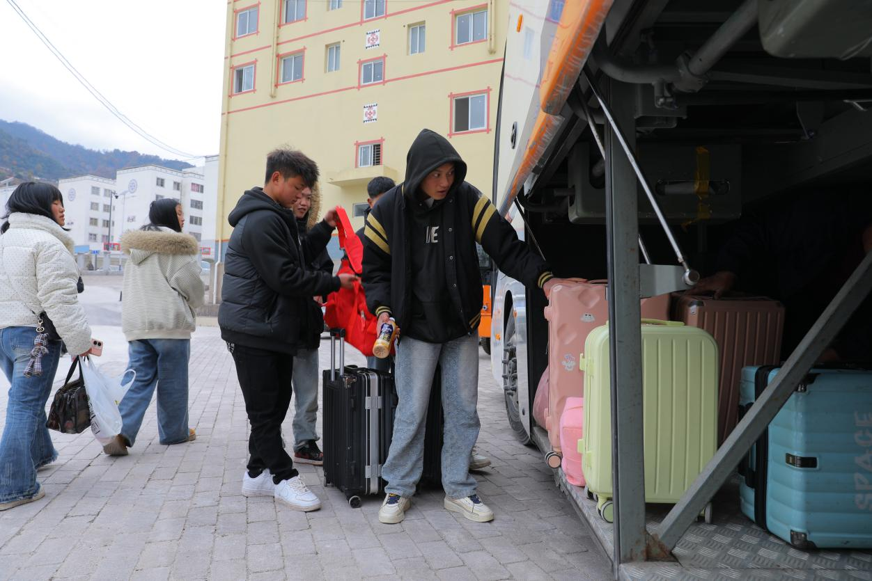 逐梦北仑  美姑167人踏上务工路