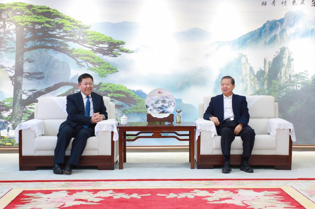 仪式前，袁亮在会客室亲切接见了任建安教授。