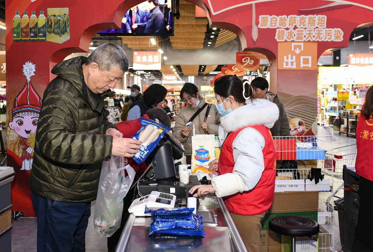 图为市民正在西安爱菊粮油工业集团的健康生活体验馆选购来自哈萨克斯坦的商品。西安浐灞国际港宣传文体局供图