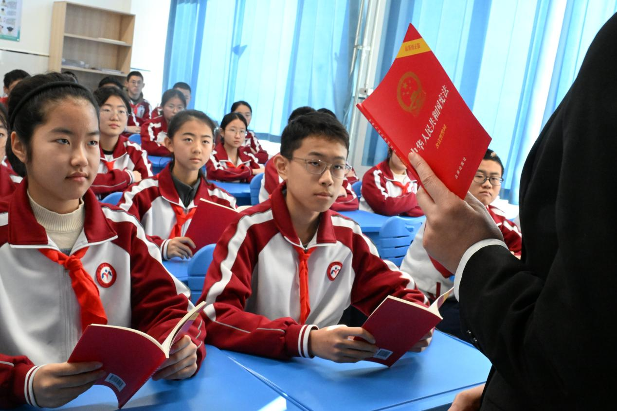 山东即墨：宪法课堂进校园