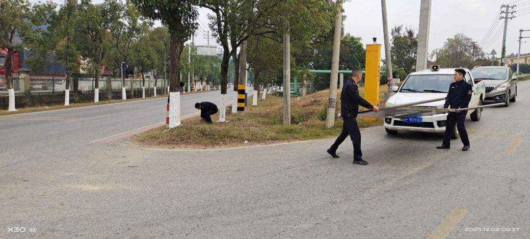 宜黄一路边广告牌严重遮挡视野影响行车安全 官方:拆了