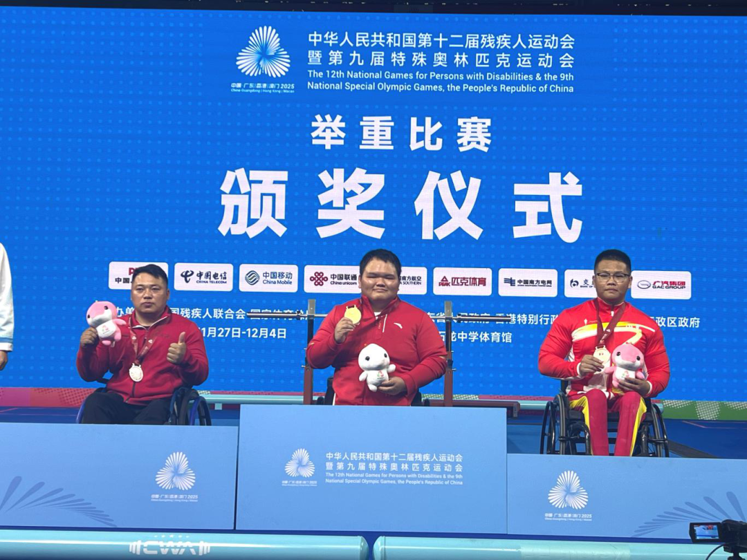 举重运动员熊理（左二）