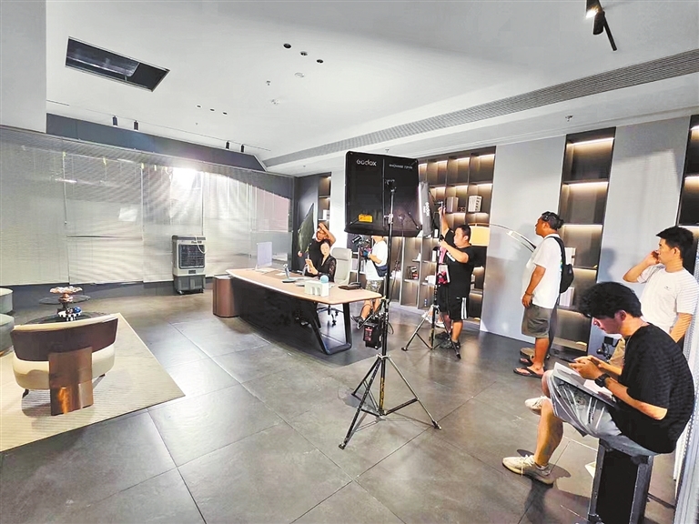 聚美空港竖屏影视基地里，短剧拍摄忙。河南日报社全媒体记者 王瑞 摄