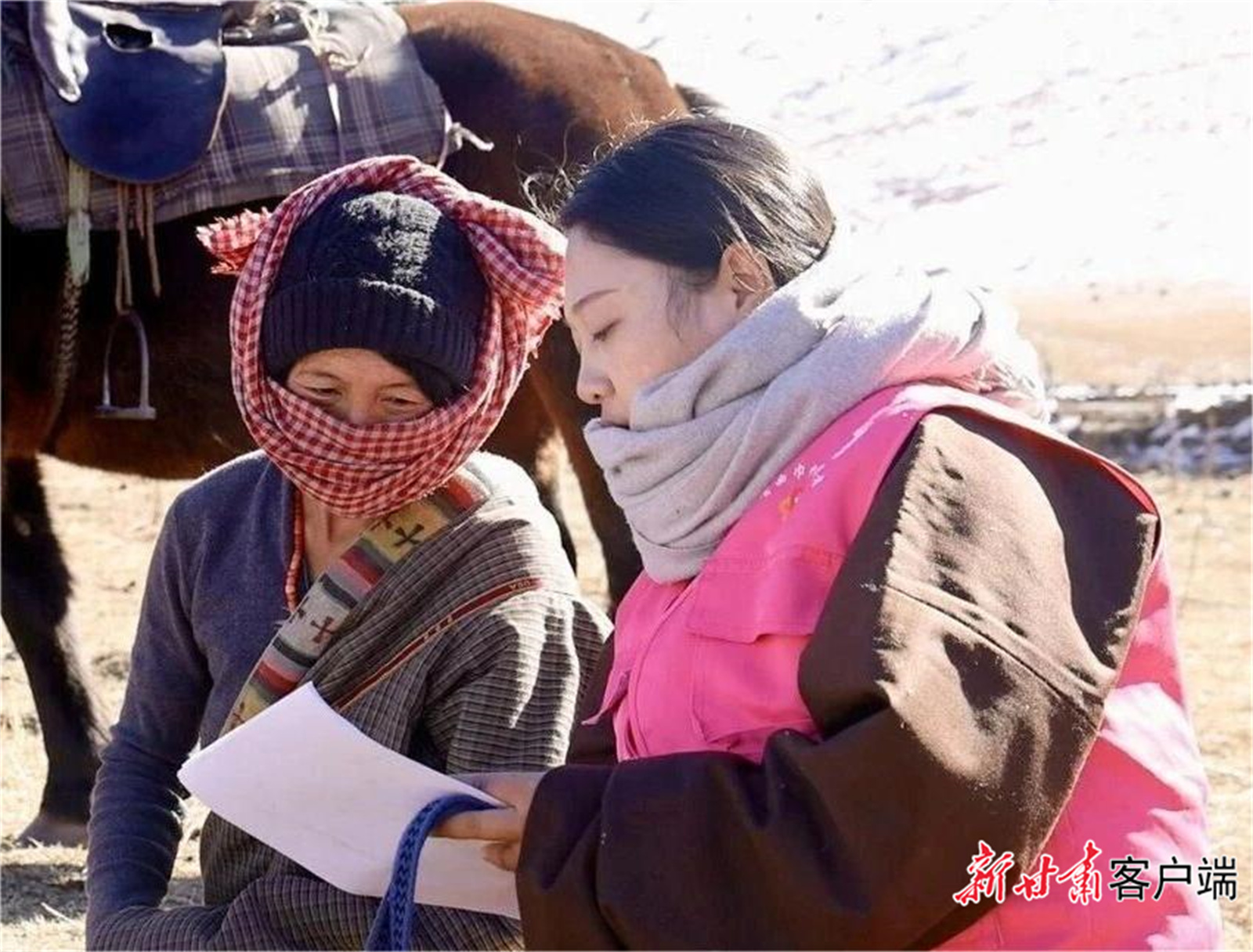 女子马背宣讲队:将党的惠民政策传递到草原深处凤凰网甘肃_凤凰网