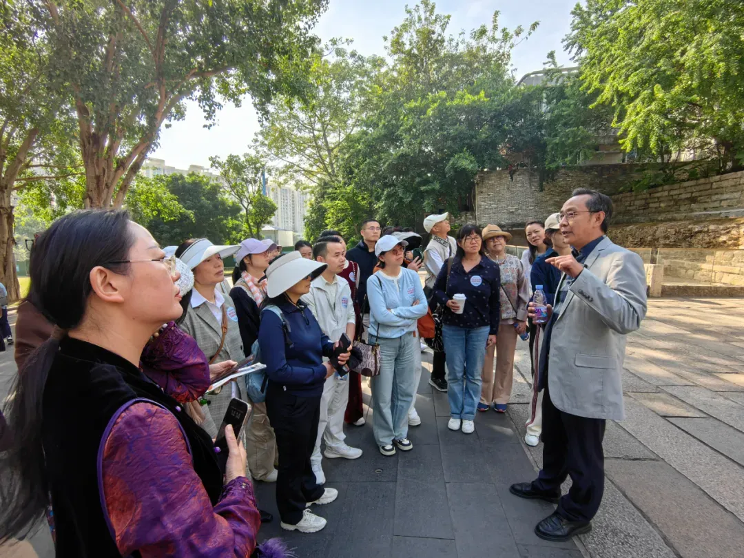 南头古城南门外，木木老师向大家讲解南头古城的故事