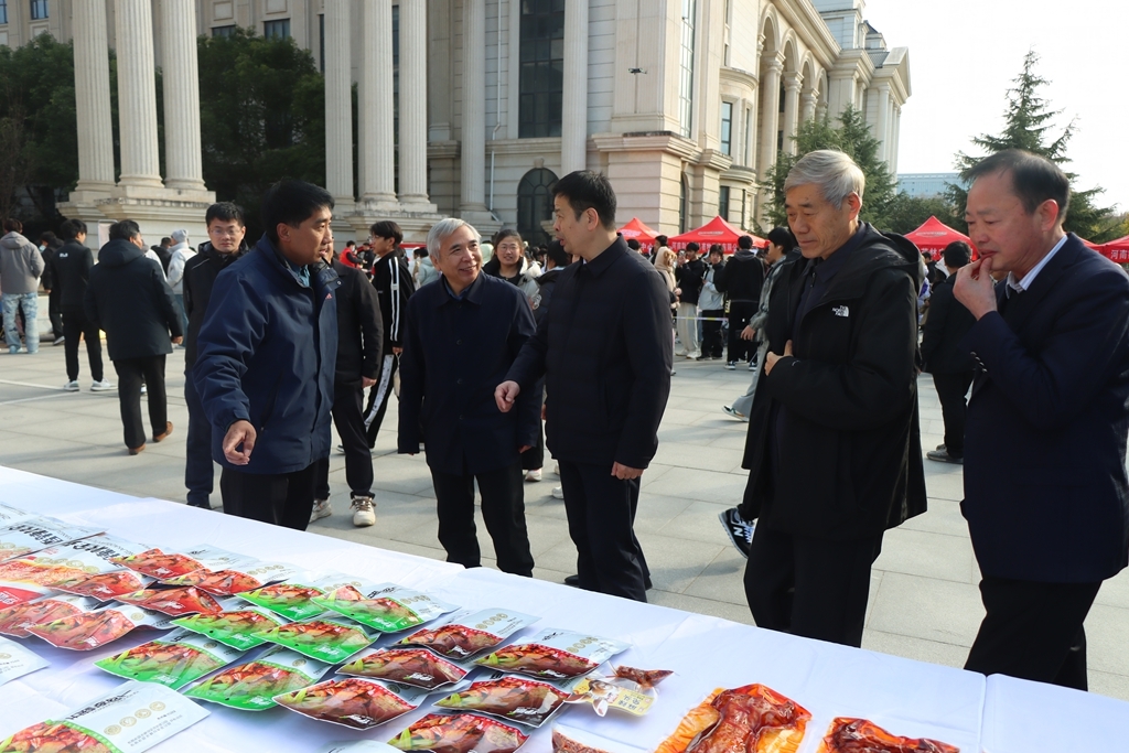 兔子不只可爱还可“啃” 看河南农大文化节的这场产业破壁之旅